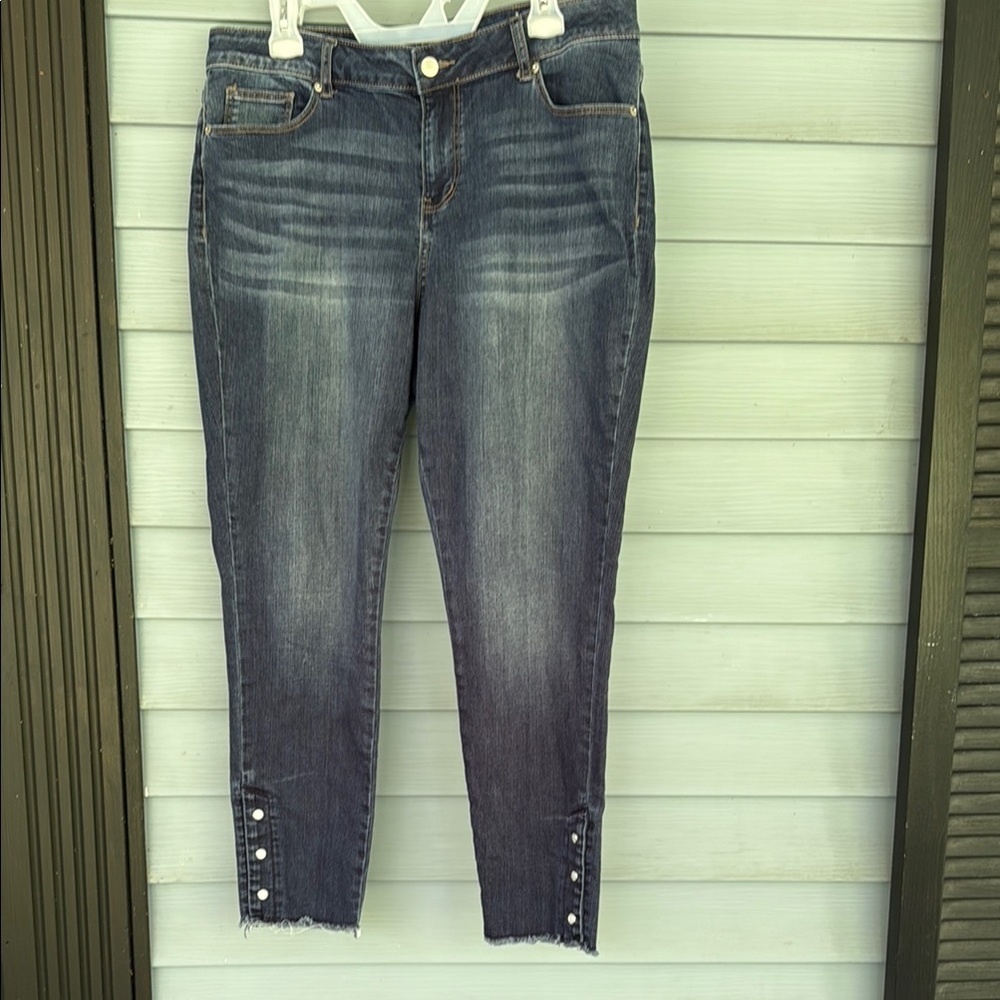 Westport Blue Ankle Cropped Jeans with Faded Wash
Peal Snaps on Ankle